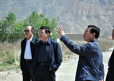 张应通董事长陪同上级领导查看项目