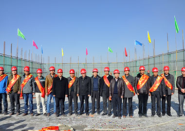 领导与嘉宾为公司承建的会宁县政府统办楼封顶并合影