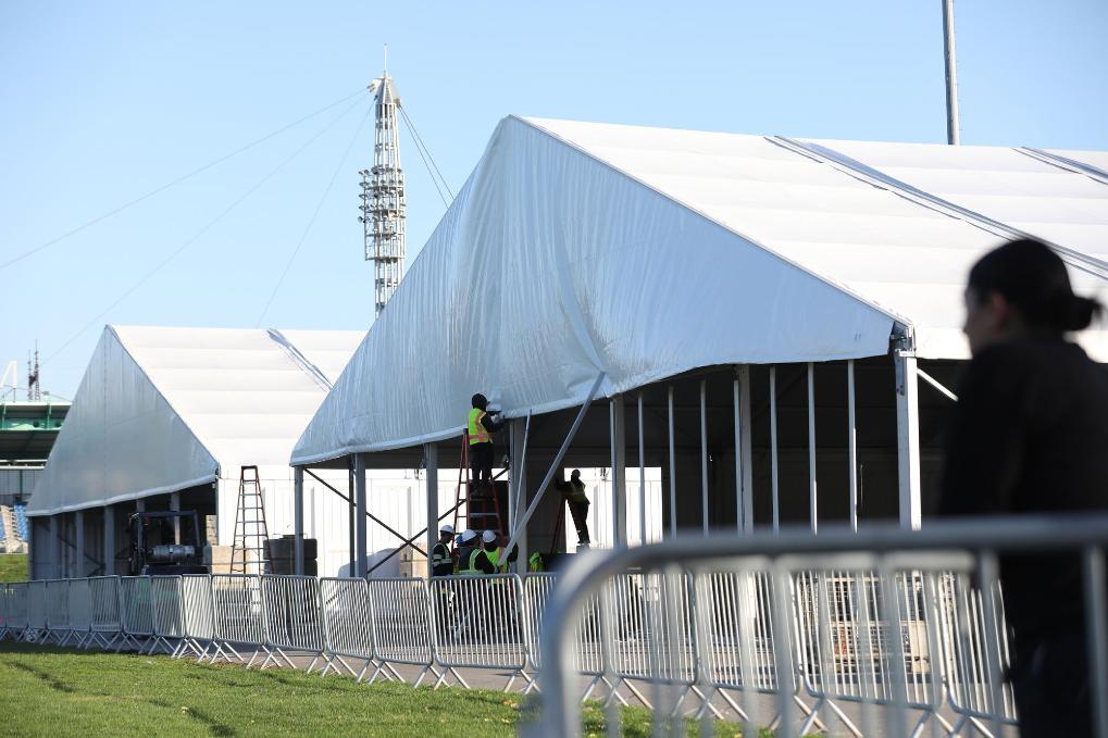 2022年10月9日,工人在位于美国纽约市兰德尔岛的移民救援中心建设工地工作。新华社记者王迎摄