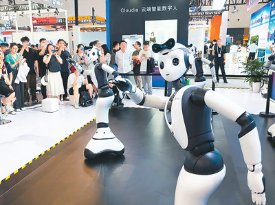 在2024世界人工智能大会，一家人工智能公司推出的“具身智能本体”跳舞机器人，吸引大批观众前来参观。 新华社记者 黄晓勇摄