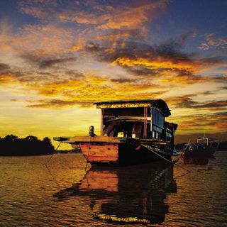 诞生了一个伟大政党的一艘小船---南湖红船