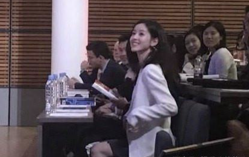 刘强东女助理“压倒”章泽天？女助理张雱名下有400余家公司