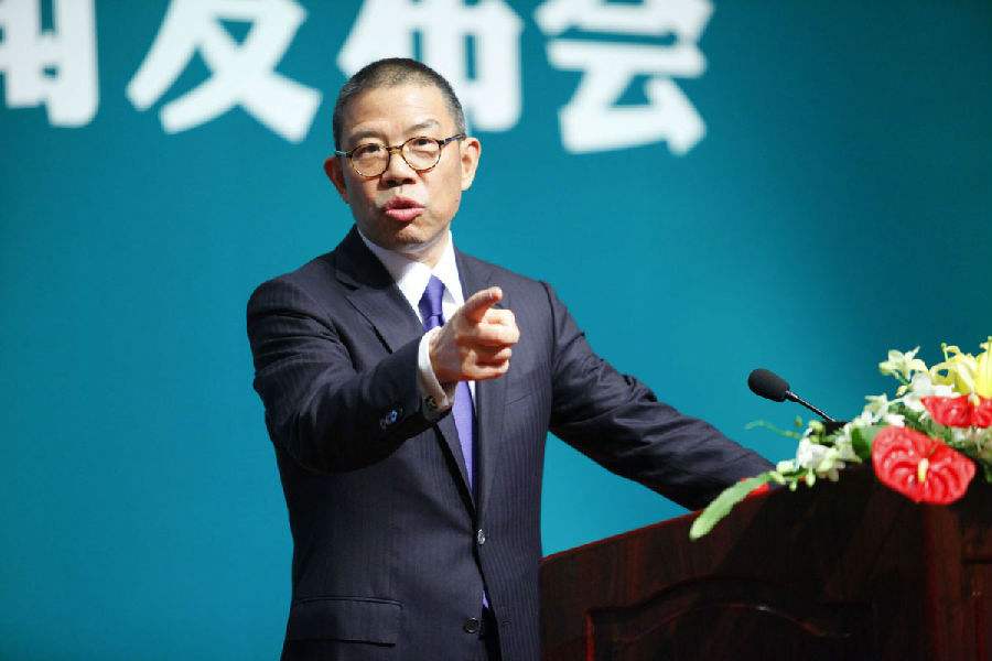 快消家族企业样板：“农夫”慢跑多年，终于从“搬运工”冲击新首富