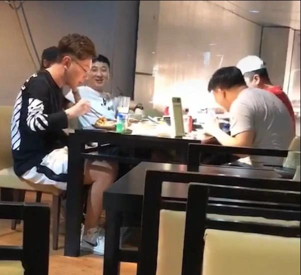 王思聪懒理被冻结270万股权，与人聚餐发福双下巴出来了