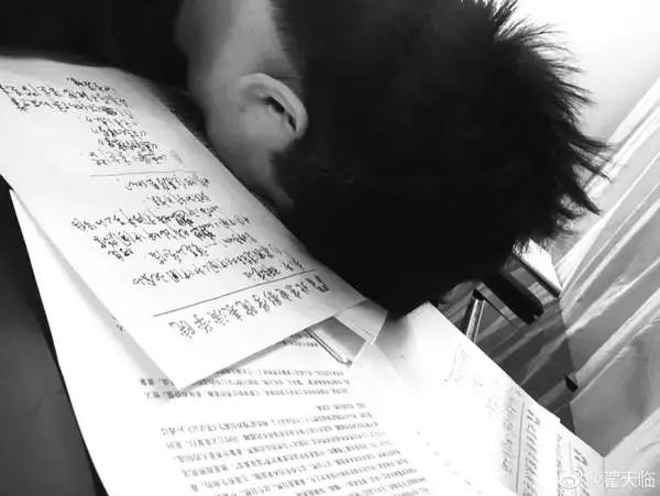 我们研究了赵薇、黄晓明、王小帅等17位明星的大学论文，写得不错的还是有滴