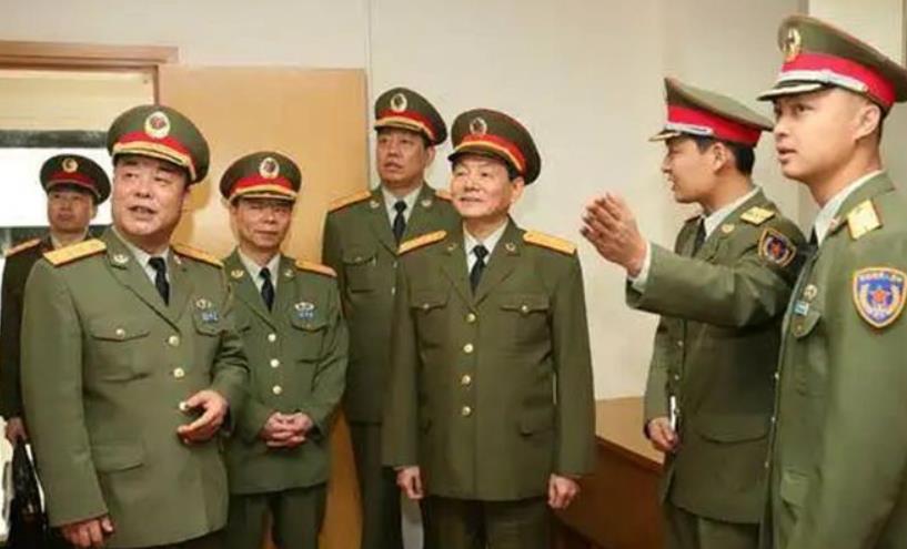 广东省军区司令员温玉柱坐车遭歹徒碰瓷，将军说：知道我是谁吗？