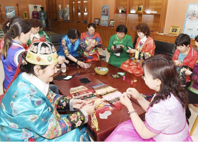蒙古族刺绣传承人与刺绣爱好者展开技艺传授