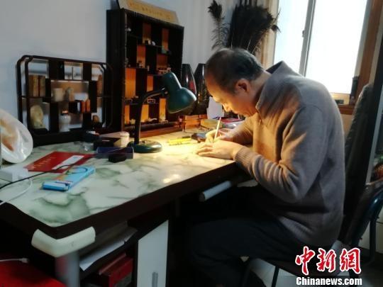 济南微雕非遗传承人“以小见大” 头发丝上雕刻文字