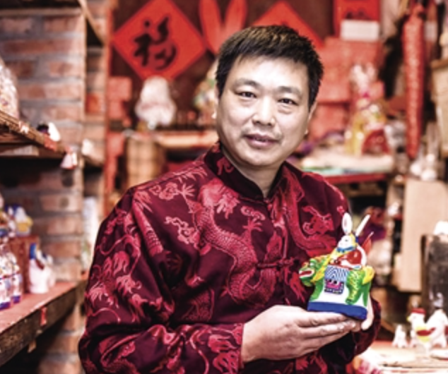 北京“兔儿爷”第五代传承人 张忠强，关键在于通过彩绘让“兔儿爷”眉目间传情