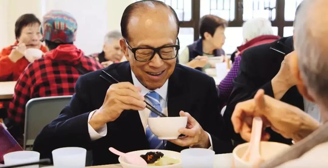 李嘉诚花1000万，给老人吃剩菜剩饭！曝光后却被猛赞，背后原因令人心酸！