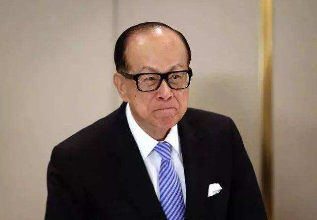 李嘉诚不再掩饰，集团总部撤下国旗区旗，继续"撤资"，超40亿变卖大陆地产