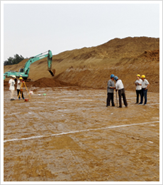 现场人员正在进行测量作业