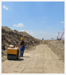 施工人员正在进行沟槽夯直作业