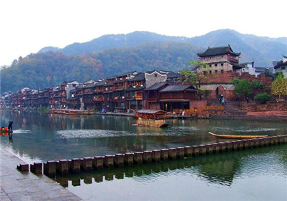 客厅风水做到这几点，事业平步青云-易德轩风水设计网