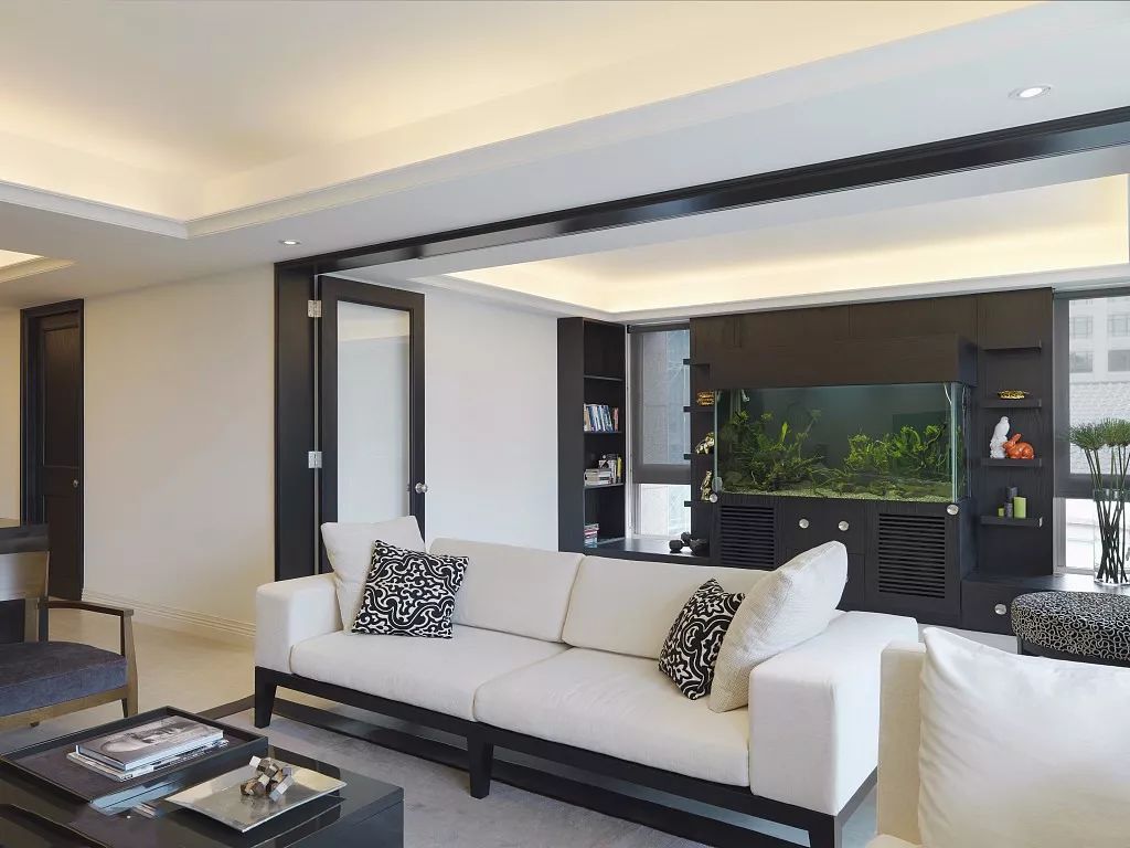 办公室的“财位”对事业发展有锦上添花的效果，也是每一位人士最关心的风水基准，因此风水学的确很讲究财位上的物品效应。就一般而言，财位是在进门的左前方或右前方对角线处，此处必须是很少走动之处，不能是通道，否则财运会守不住。