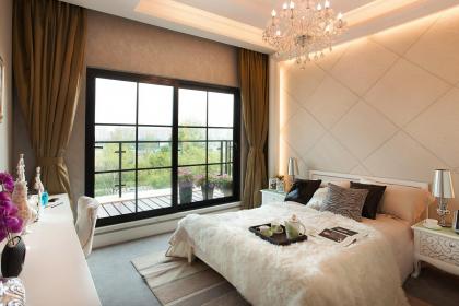 床上方如果有一圆形吊灯风水上如何化解-易德轩风水设计网 床上方如果有一圆形吊灯风水上如何化解-易德轩风水设计网