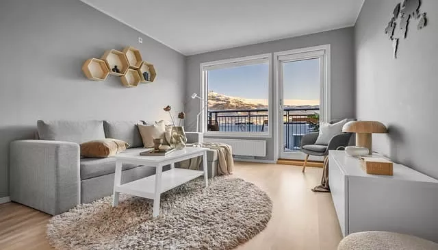 家庭装修智慧之选客厅与储物间推拉门节省空间畅通行