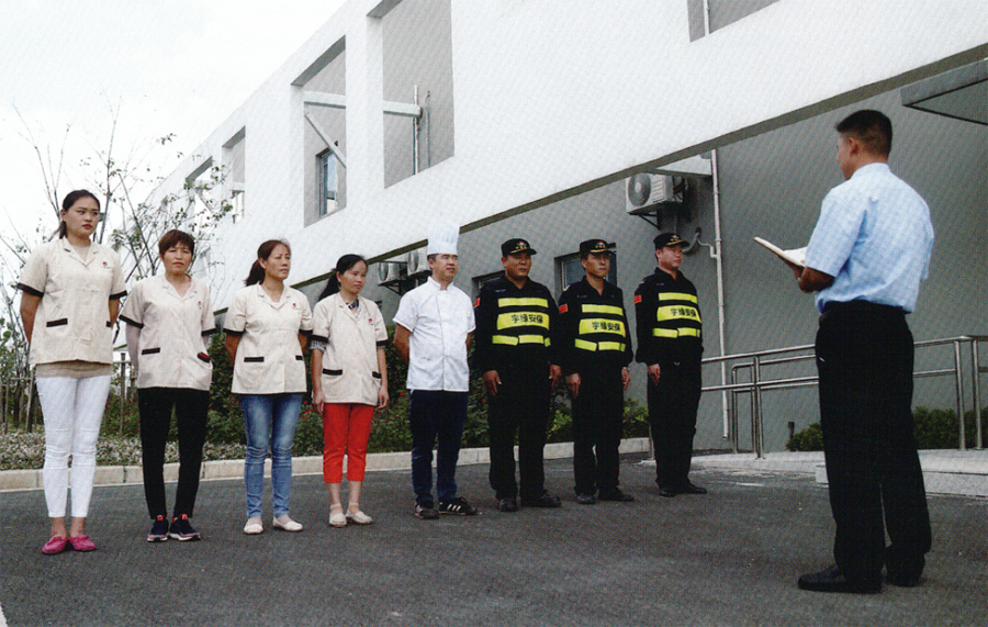 每日例会，进行工作部署