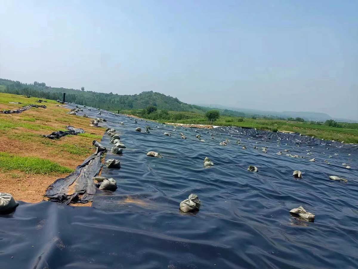 河北卢龙县潘庄镇西南部简易垃圾填埋场覆膜封场工程