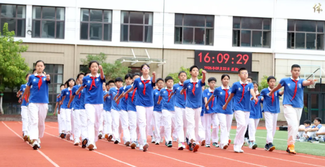 军训会操展风采，飒爽英姿正少年