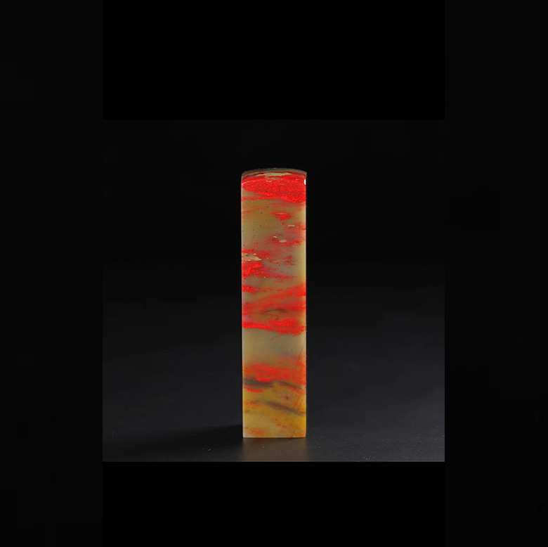 【老坑昌化藕粉冻地鸡血石素章】(软地)尺寸1.7- 1.7- 7.2cm，老坑昌化鸡血，六面全血，藕粉冻地，全软可刻，血色流动活血, 很老的料子镜面光水手感一流，高度好，收藏级