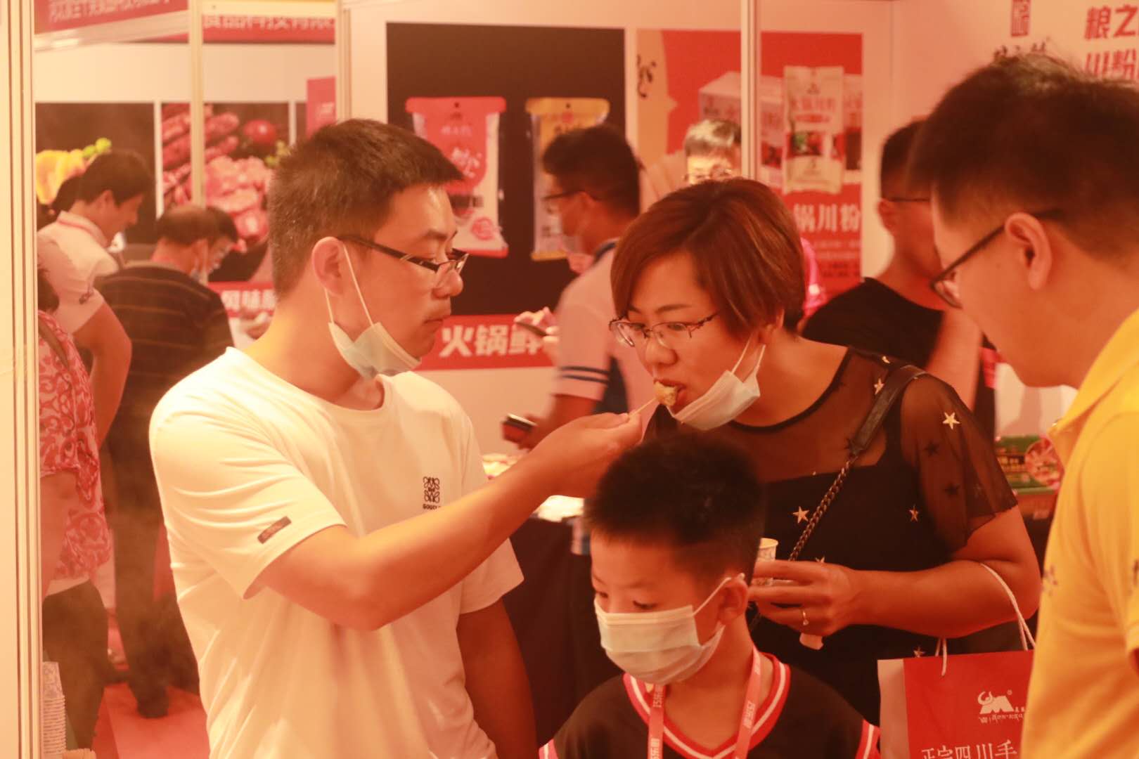 食客正在品尝豆状元产品