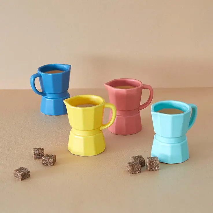 Coffee cup set shaped like a coffee pot
