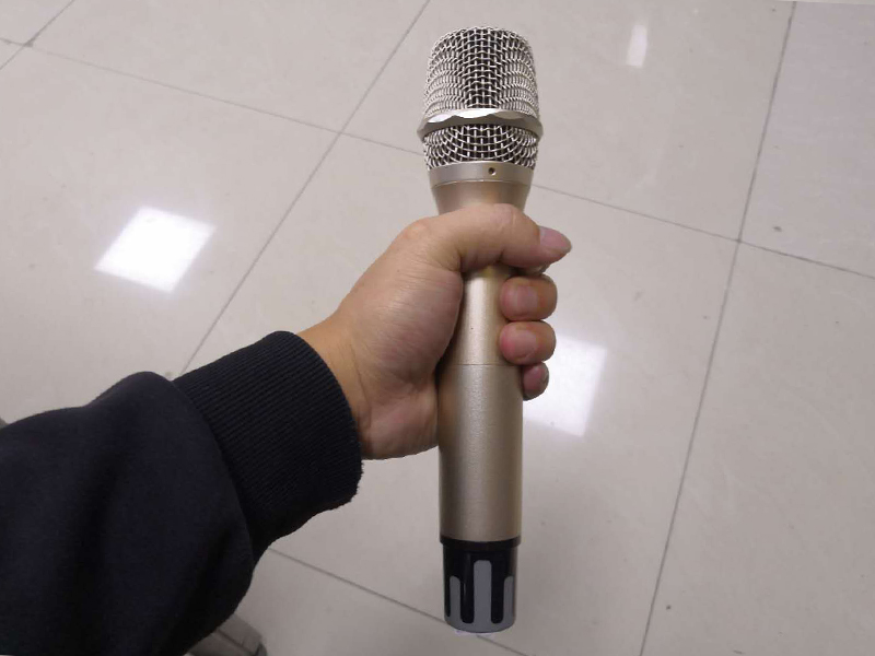 为什么使用麦克风时手抓的位置很重要