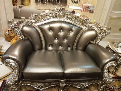 皇家沙發(fā)換真皮后