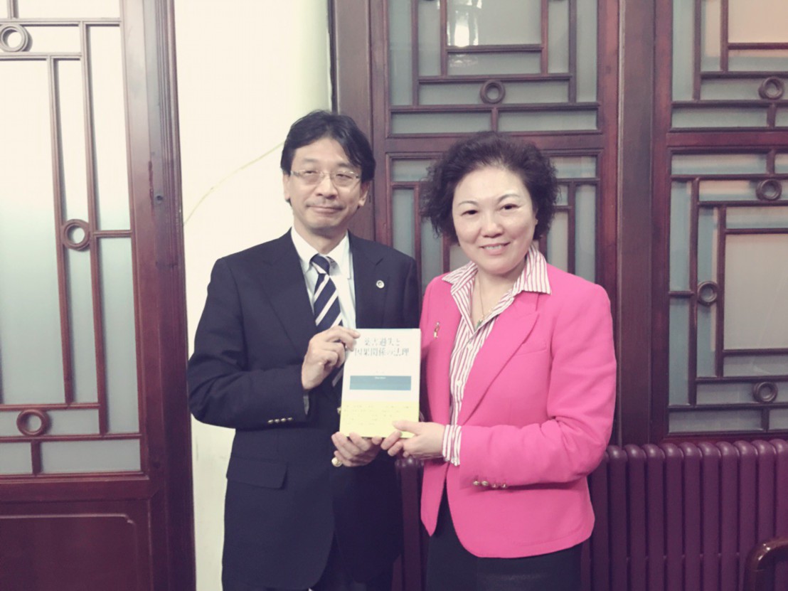 中日医疗法律交流会上，郑雪倩律师与日本亚洲医疗法制研究会领队石川宽俊合影