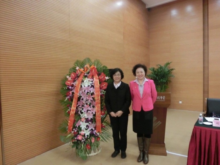 郑雪倩律师参加北京医患和谐成立大会暨第一次委员大会，会上与秘书长刘方合影