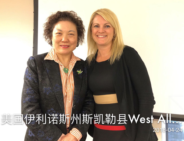 郑雪倩与美国伊利诺斯州斯凯勒县市长合影