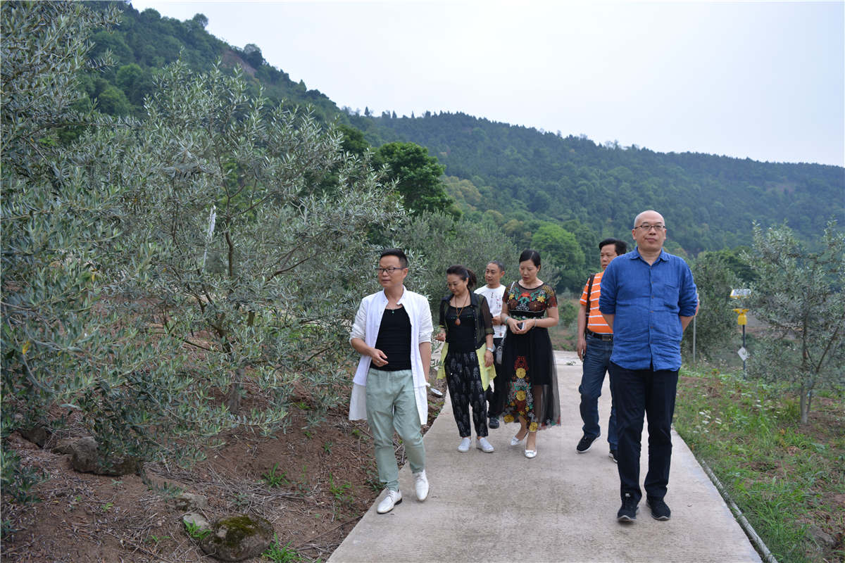<span>省农业厅副厅长视察基地</span>