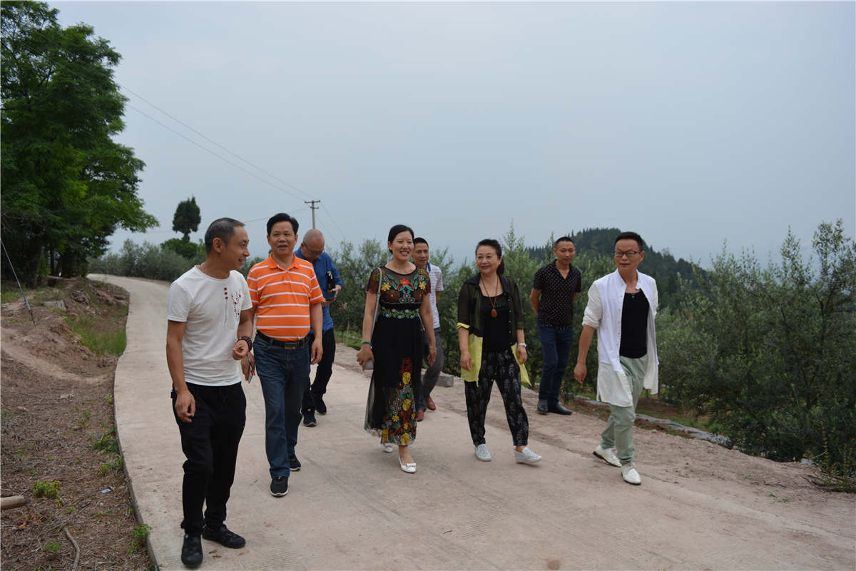 <span>省农业厅副厅长视察基地</span>
