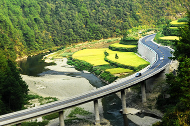 贵州省凯里（三棵树）至雷山（大塘）段二级公路生态示范工程