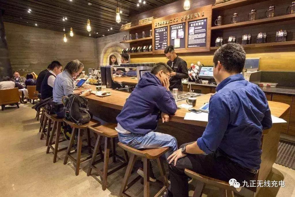 你也可以像星巴克一样，让你的桌子拥有无线充电器