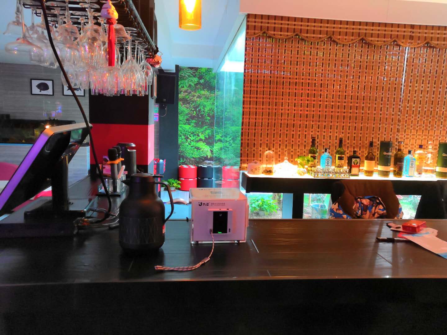  九正墙壁式无线充电器入驻苏州杯莫庭酒吧