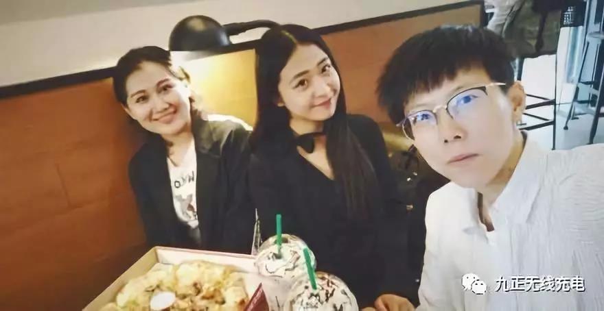 你也可以像星巴克一样，让你的桌子拥有无线充电器