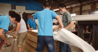 九正供应链的家人在紧张地打包服务中