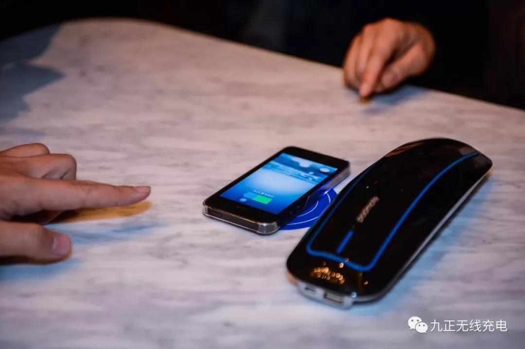 九正桌面无线充电器