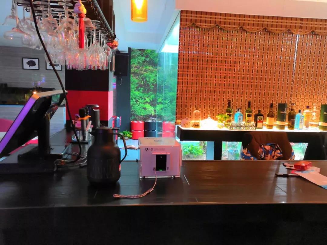 九正墙壁式无线充电器