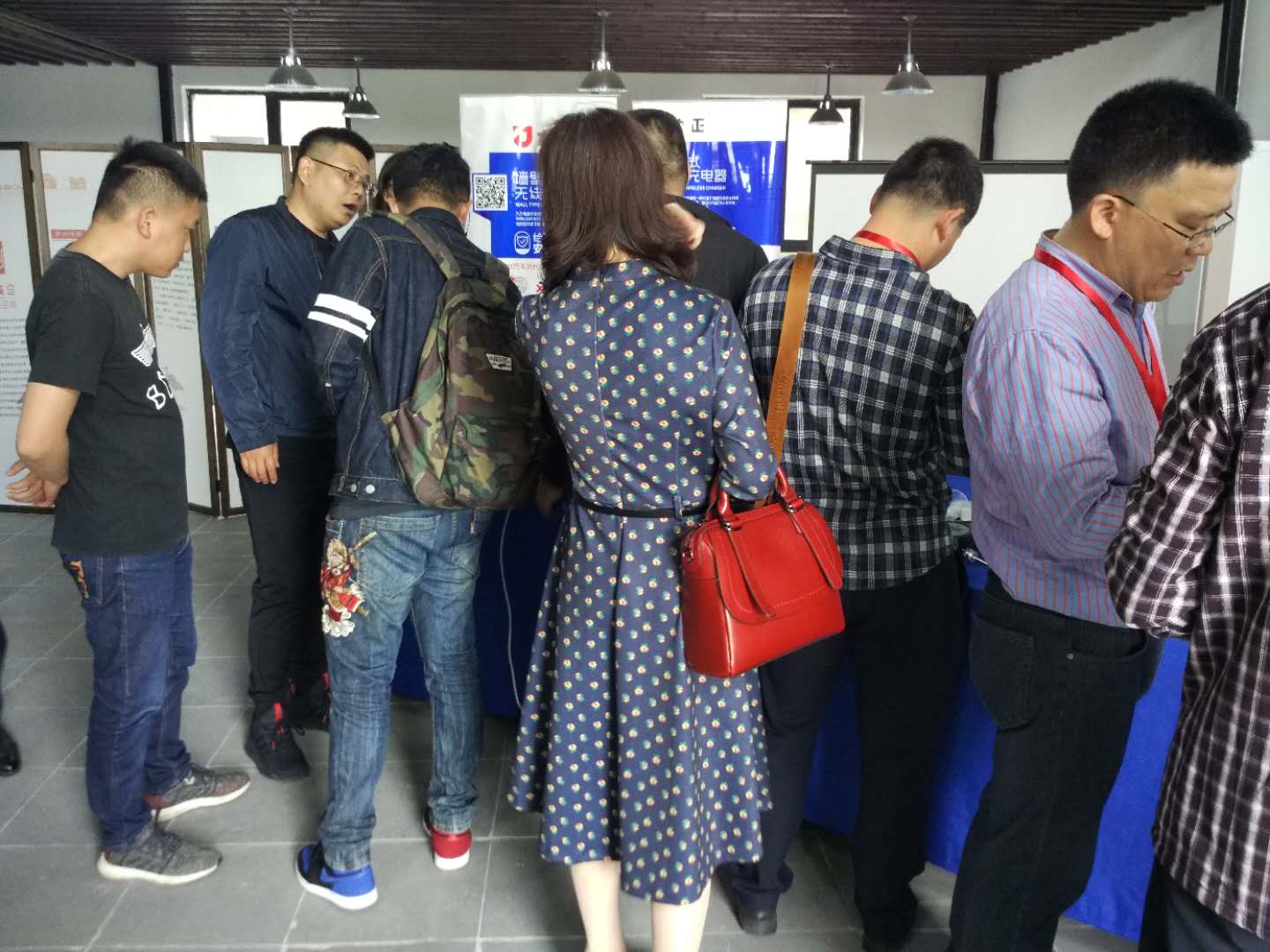 九正墙壁式无线充电器展位现场气氛火爆