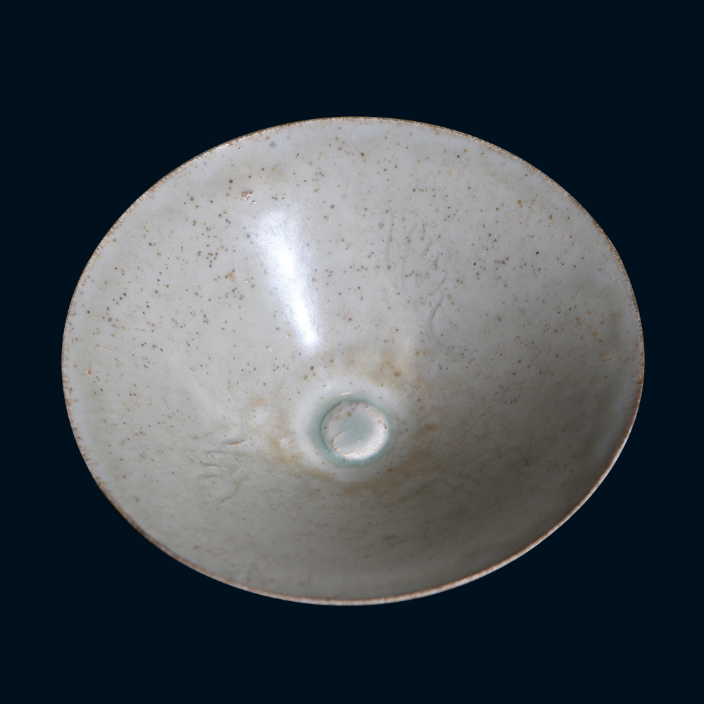 影青釉刻花斗笠碗