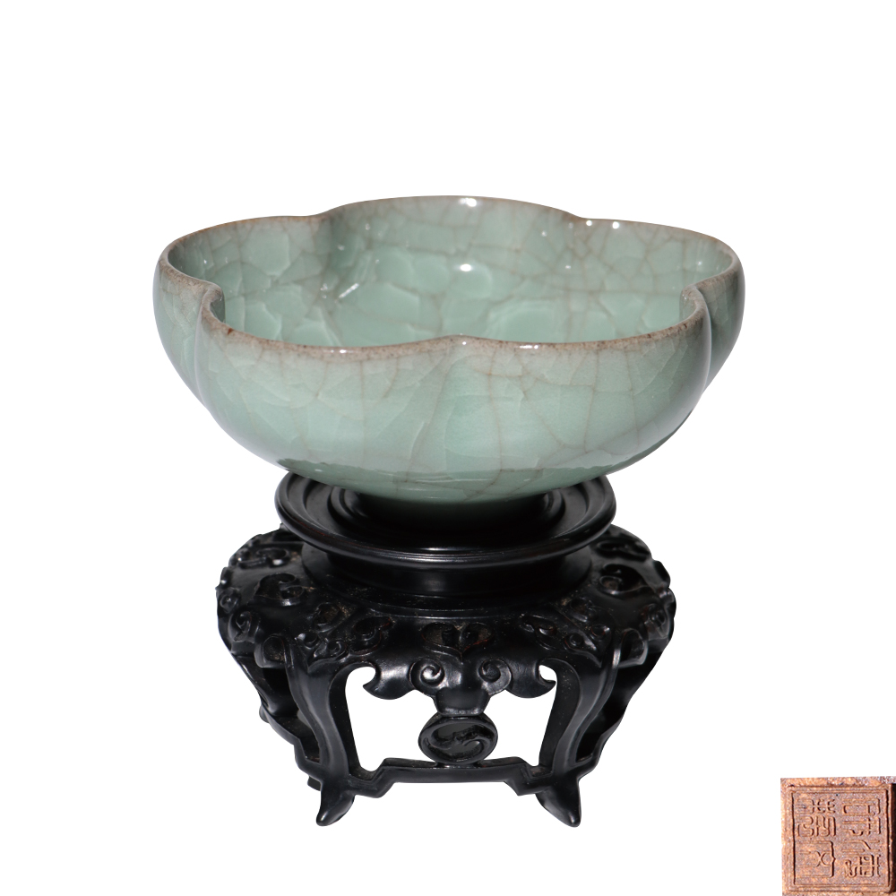 翠疊紋官窯青瓷梅花碗