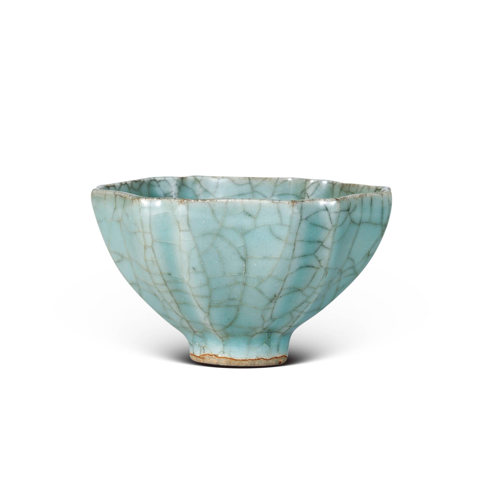 龍泉窯仿官釉菱花口杯