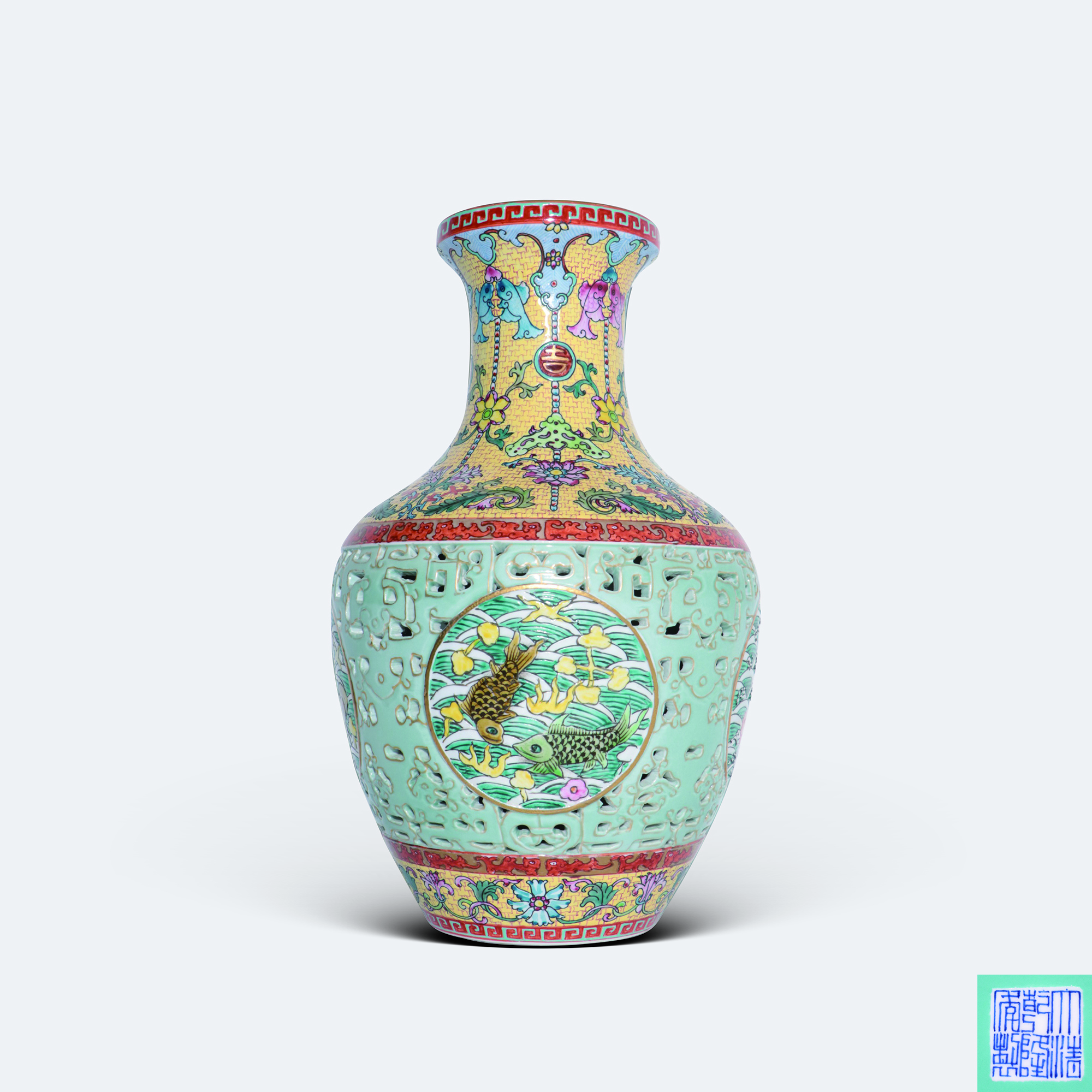 豆青釉鏤雕螭龍紋粉彩吉慶有餘盤口尊