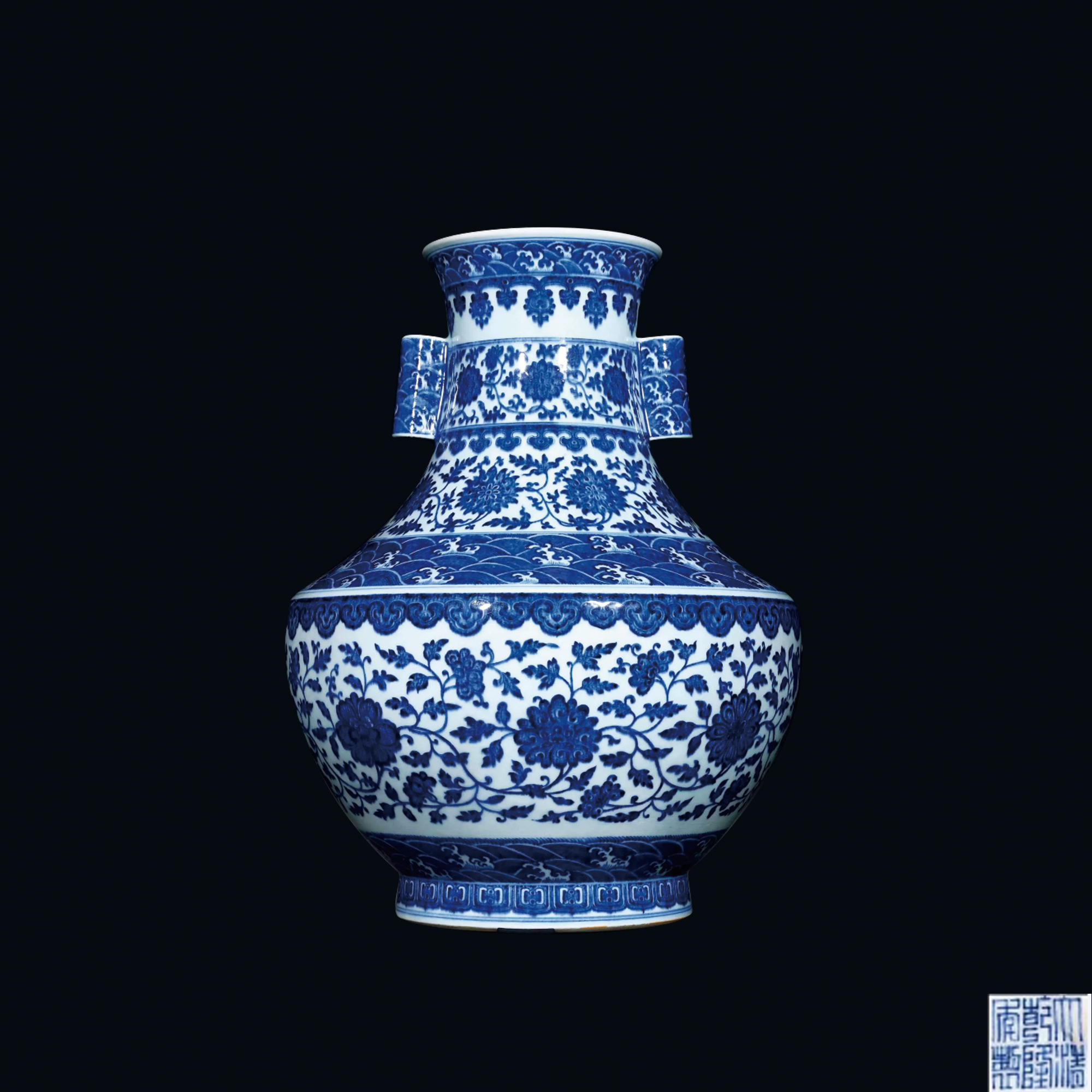 青花纏枝花卉海水紋貫耳尊