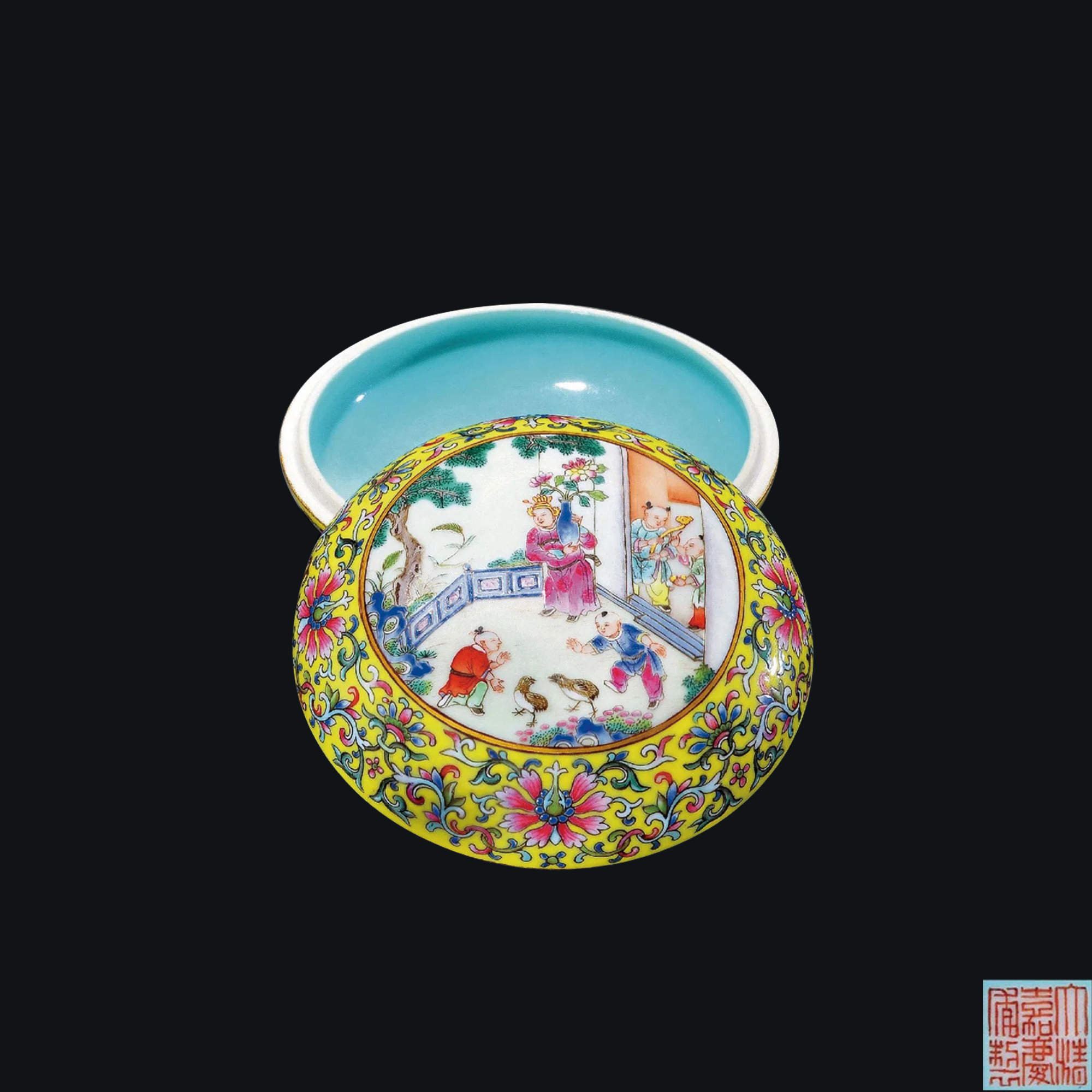 黃地粉彩嬰戲圖蓋盒