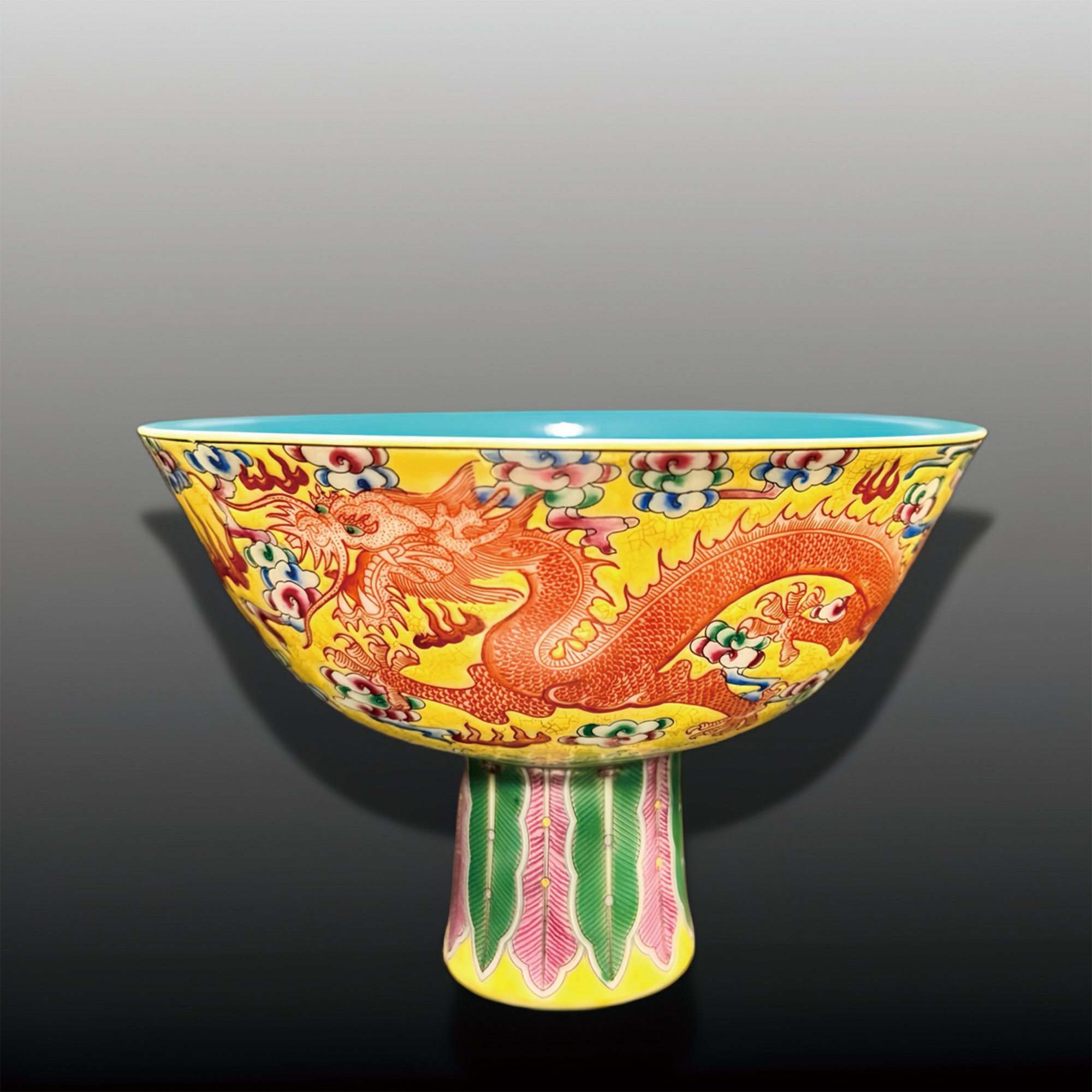 清乾隆黃地粉彩 龍鳳呈祥高足盌