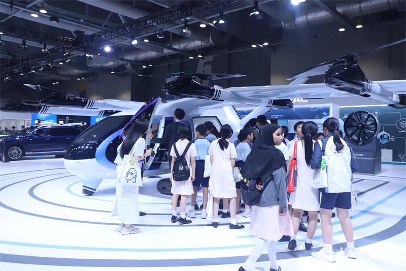 现场吸引众多学生前来参观。人民网 严小晶摄